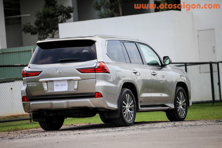 Cận cảnh SUV sang trọng Lexus LX570 2016 tại Việt Nam