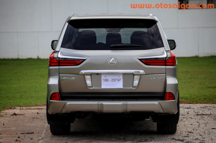 Cận cảnh SUV sang trọng Lexus LX570 2016 tại Việt Nam