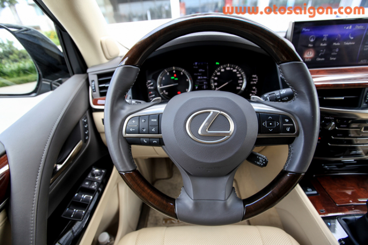 Cận cảnh SUV sang trọng Lexus LX570 2016 tại Việt Nam