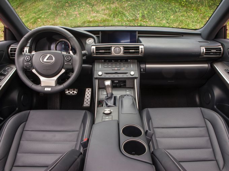 Lexus IS 2016 trang bị turbo có giá bán từ 37.325 USD