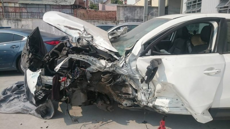 Cận cảnh Mazda CX-5 sau tai nạn thảm khốc ở Việt Nam