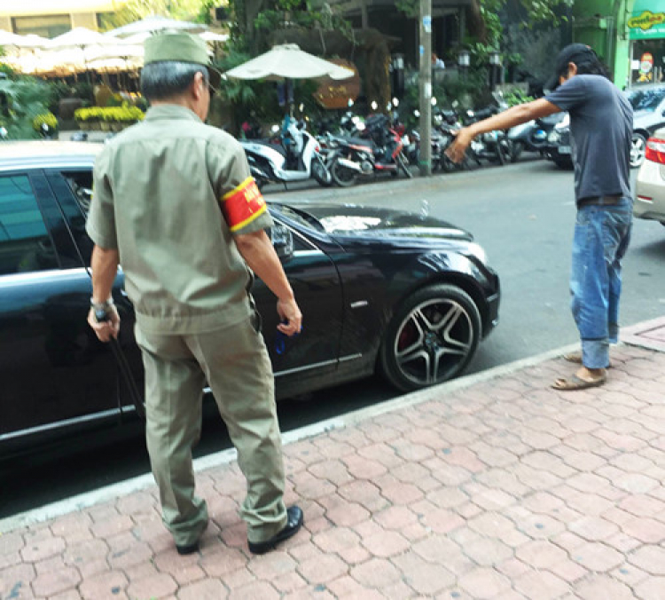 ‘Đầu gấu’ chiếm đường giữ xe ở Sài Gòn