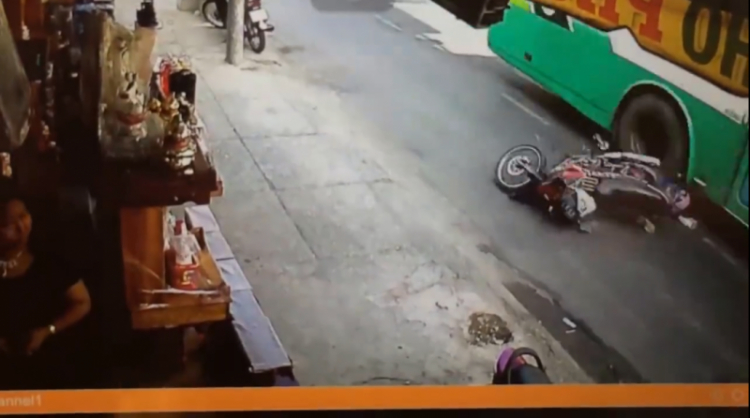 Video xe máy va chạm xe bus kinh hoàng ở TPHCM