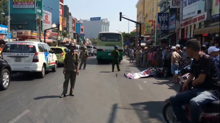 Video xe máy va chạm xe bus kinh hoàng ở TPHCM