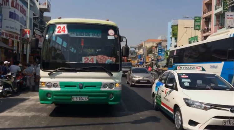 Video xe máy va chạm xe bus kinh hoàng ở TPHCM