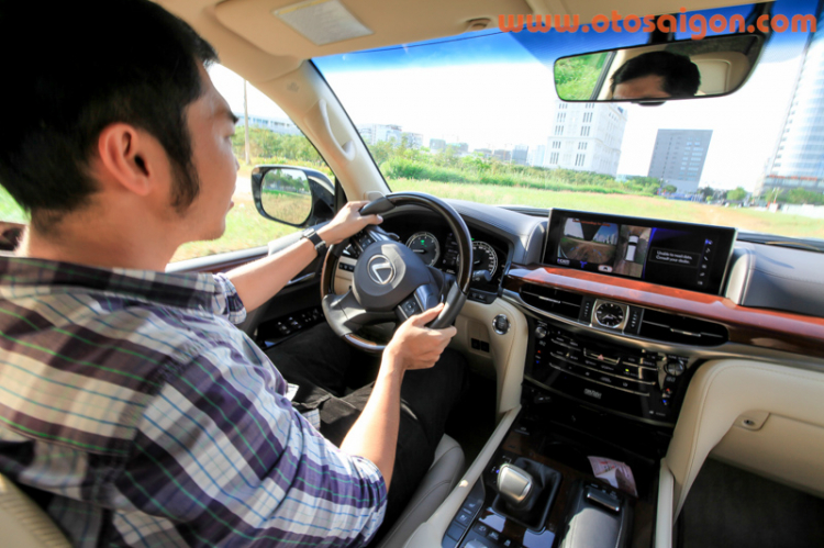 Đánh giá Lexus LX570 2016: xứng danh “chuyên cơ mặt đất” Đánh giá Lexus LX570 2016: xứng danh “chuyên cơ mặt đất”