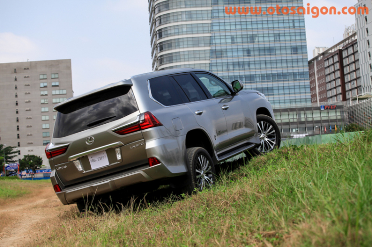 Đánh giá Lexus LX570 2016: xứng danh “chuyên cơ mặt đất” Đánh giá Lexus LX570 2016: xứng danh “chuyên cơ mặt đất”