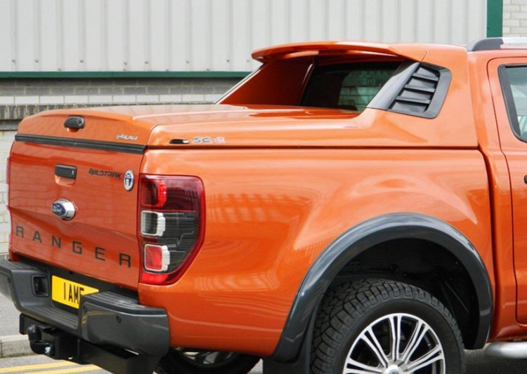 Ford Ranger bị móp cản. Ford Ranger bị móp cản.