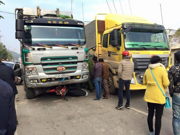 2/3 Hai xe tải vượt nhau, đâm 4 xe máy và 2 ô tô con