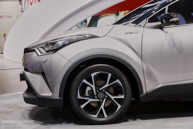 Cận cảnh chi tiết Toyota C-HR