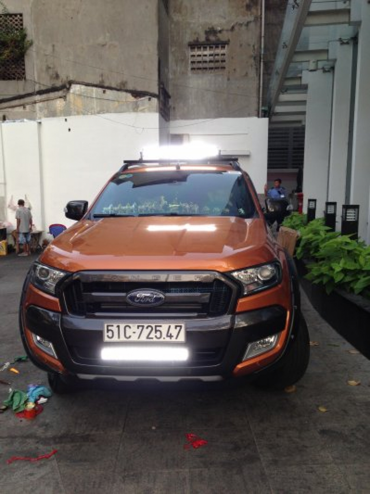 Ford Ranger bị móp cản.