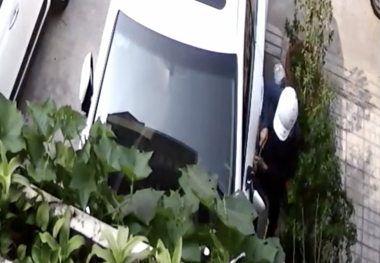 Video: trộm gương hậu Lexus trong chưa đầy 10 giây