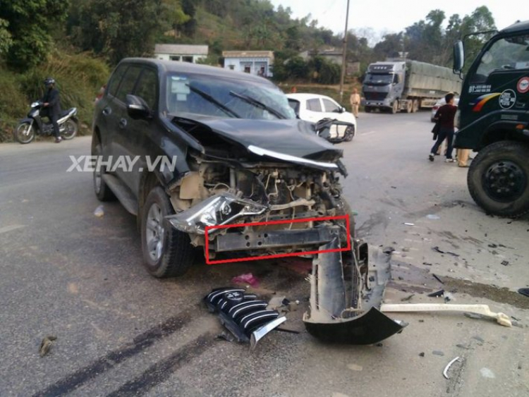 Lạng Sơn: Thêm một Toyota Prado bị tai nạn "nát đầu" không bung túi khí