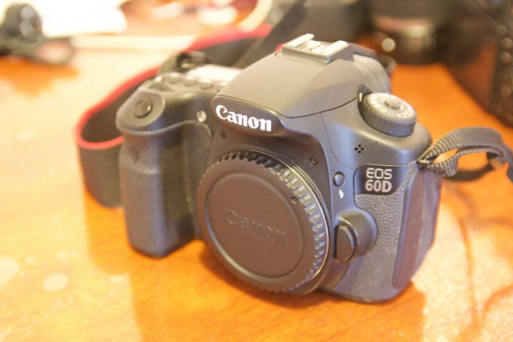Cần tiễn bộ Canon 60D+Lens kit 18-55 tặng lens fisheye zenkos