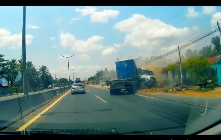 Xe Container tự gây tai nạn ở Trung Lương do chạy quá nhanh