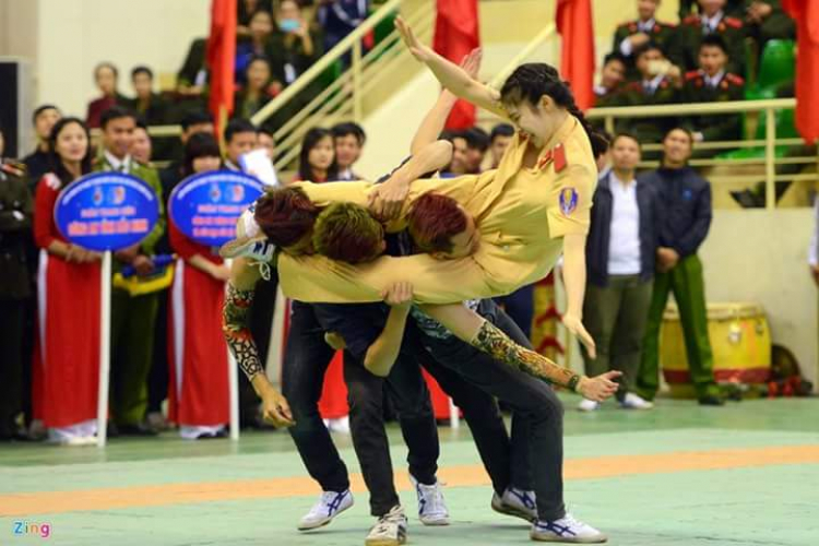 Bị XXX kẹp cổ.