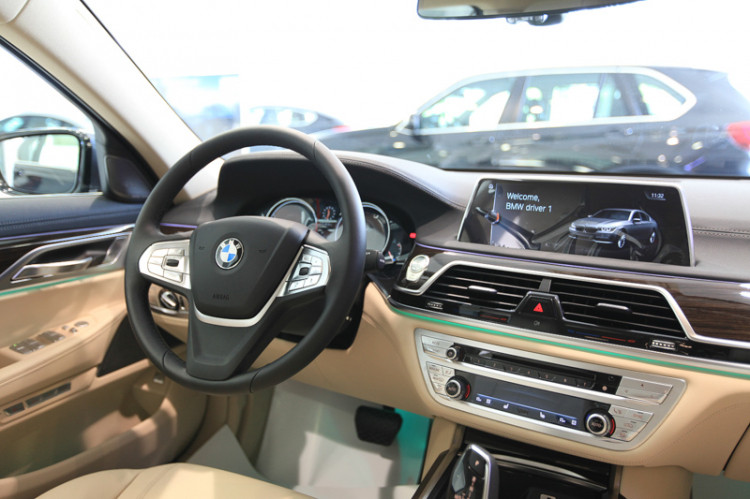 Em đi xem BMW 730Li mới ra của Euro Auto