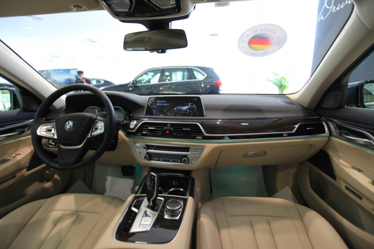 Em đi xem BMW 730Li mới ra của Euro Auto