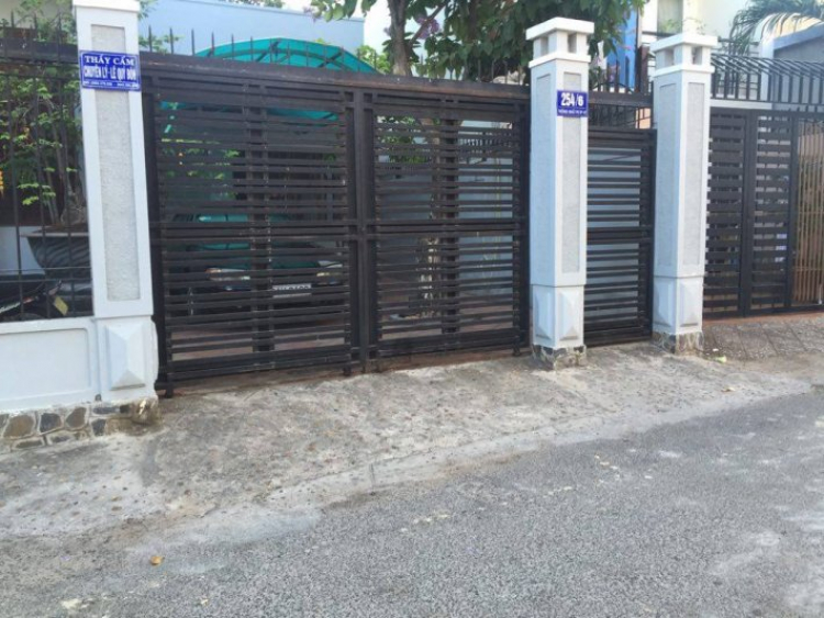 Ôtô nhà thầy giáo chạy ngược chiều