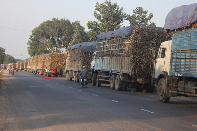 Nhảy khỏi xe tải đang tụt dốc, một loạt người bị cán