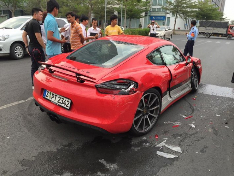 Porsche bị tai nạn ở Phú Mỹ Hưng