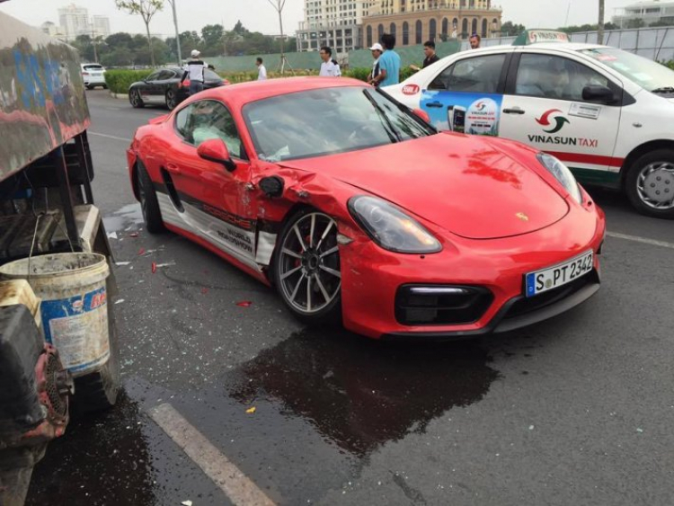 Porsche bị tai nạn ở Phú Mỹ Hưng