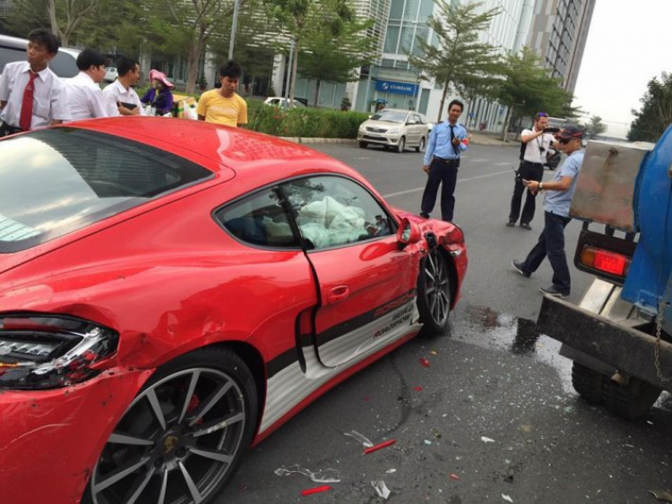 Porsche bị tai nạn ở Phú Mỹ Hưng
