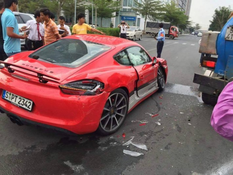 xe Porsche 7 tỷ gặp nạn tại Phú Mỹ Hưng
