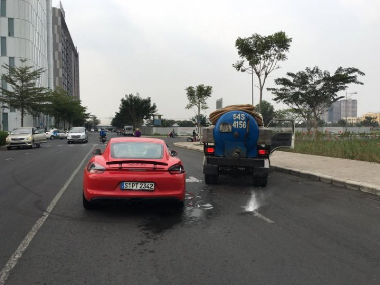 Porsche bị tai nạn ở Phú Mỹ Hưng