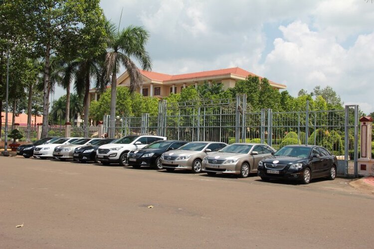 Fortuner tét đầu nát đuôi vì xe Phương Trang ! Fortuner tét đầu nát đuôi vì xe Phương Trang !