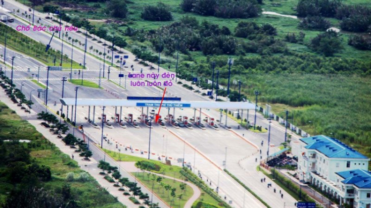 Vượt đèn đỏ trước trạm thu phí Hầm Thủ Thiêm phía Q2