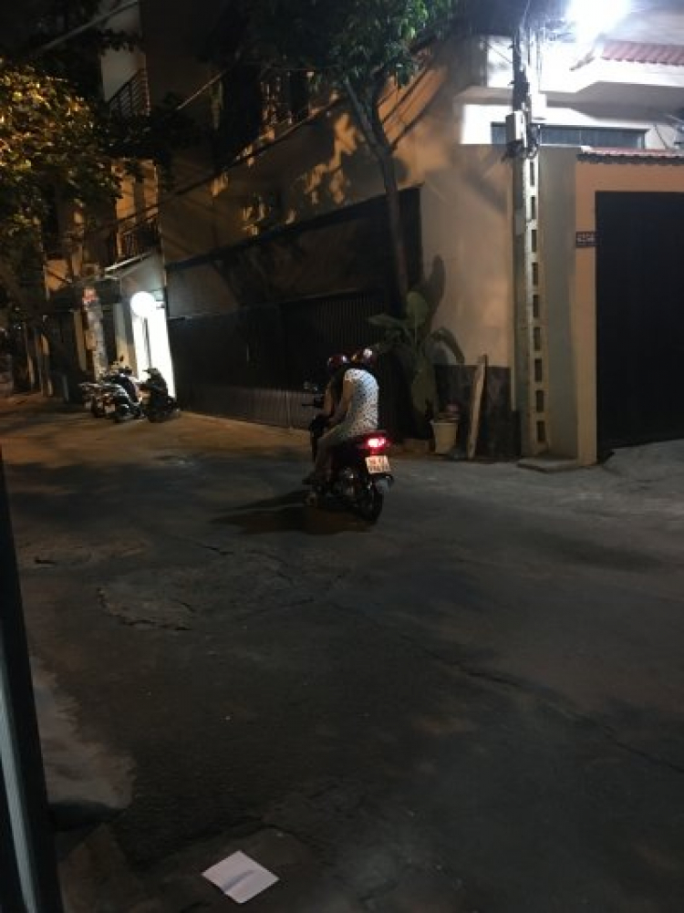 2 người đẹp đầu đất dừng 2b giữa đường.