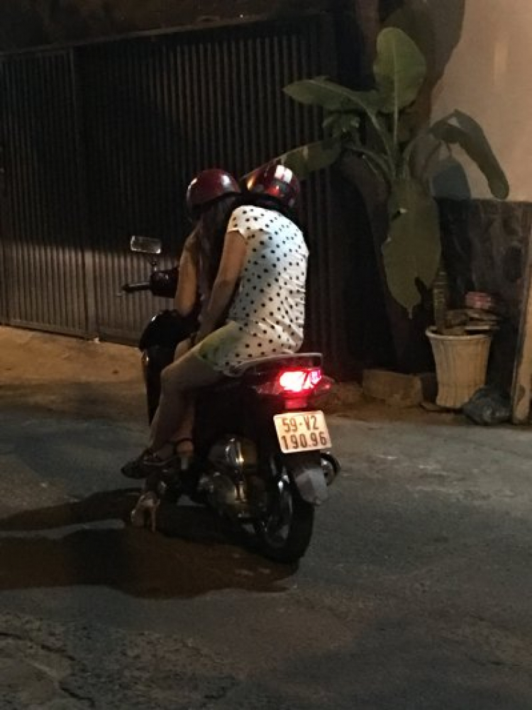 2 người đẹp đầu đất dừng 2b giữa đường.