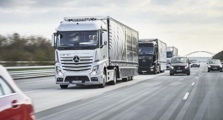 mercedes-benz-european-truck-platooning-challenge-1_653.jpg