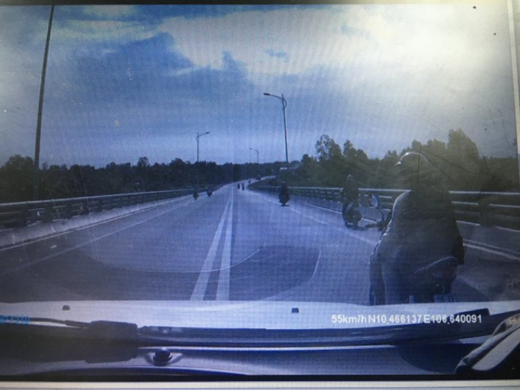 Xe máy tạt đầu dậm thắng trước ô tô đang chạy 80 km/h Xe máy tạt đầu dậm thắng trước ô tô đang chạy 80 km/h