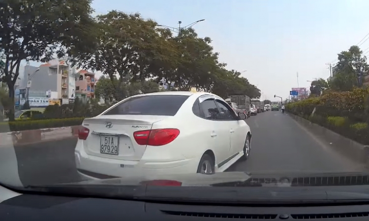 51A - 879.29 tạt đầu liên tục 2 lần và va chạm xe em