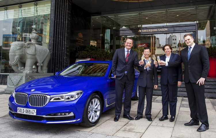 BMW 730Li màu xanh "hoàng gia" độc đáo của khách sạn Reverie Saigon