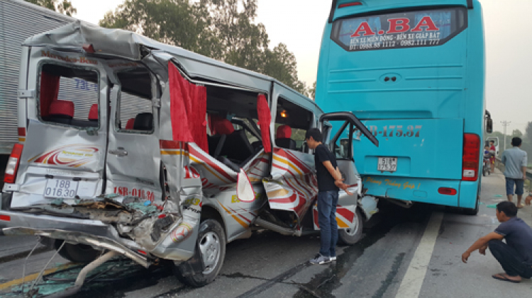 Xe du lịch găm chặt vào đuôi ôtô khách, 11 người bị thương