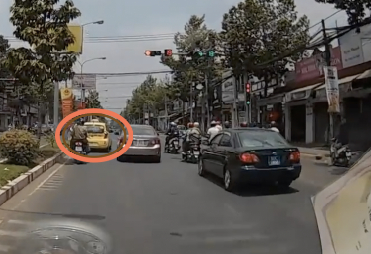 Taxi lách khe hẹp vượt đèn đỏ