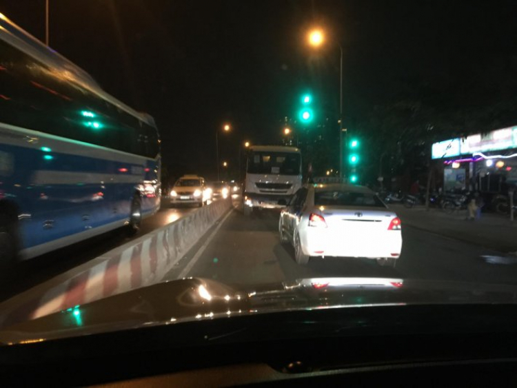 xe chạy ngược đường, vấn nạn ko giải quyết được hả ta???