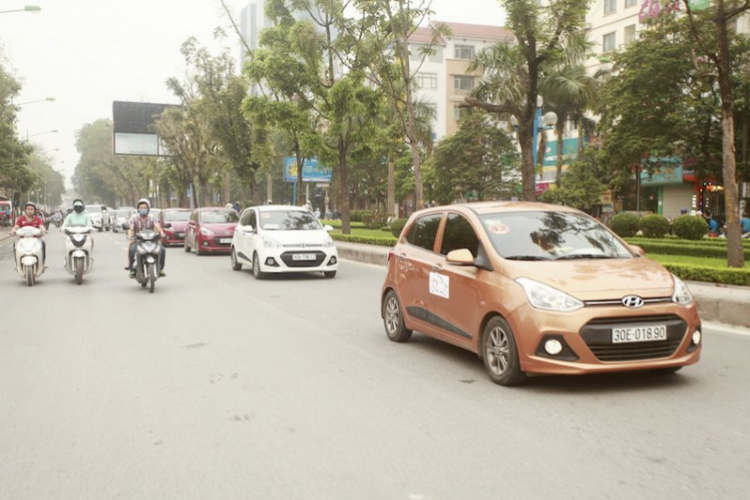 Gần 100 xe Hyundai Grand i10 offline hoành tráng ở Hà Nội