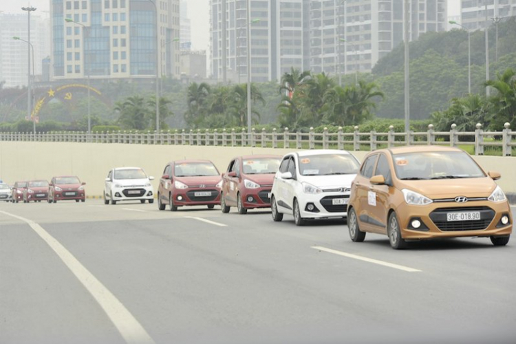 Gần 100 xe Hyundai Grand i10 offline hoành tráng ở Hà Nội