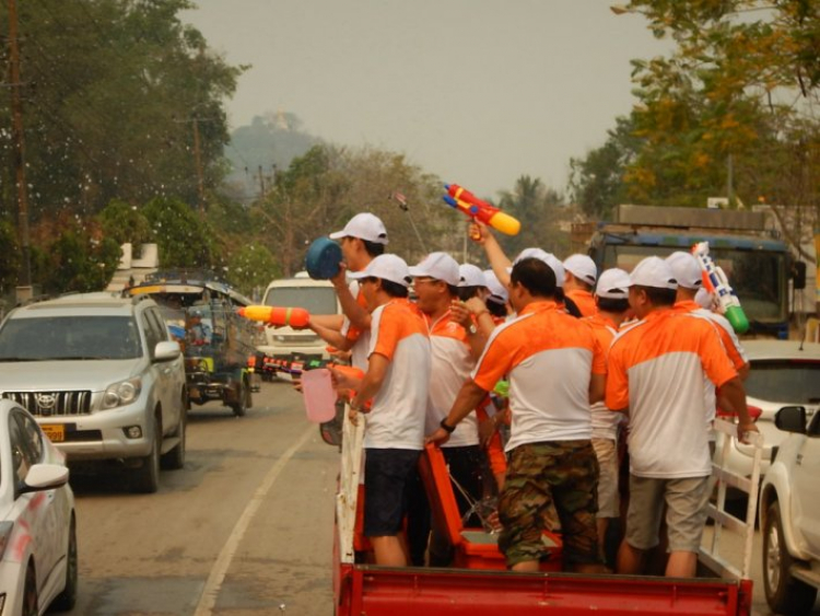 Hành trình OS Caravan xuyên Đông Dương đón mừng Tết Lào 2016 Hành trình OS Caravan xuyên Đông Dương đón mừng Tết Lào 2016