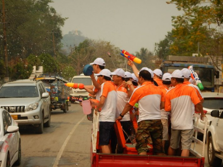 Hành trình OS Caravan xuyên Đông Dương đón mừng Tết Lào 2016