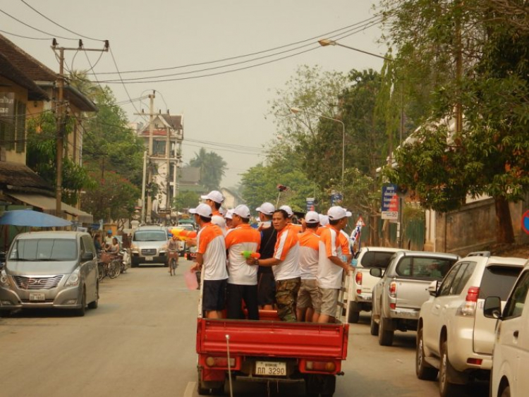 Hành trình OS Caravan xuyên Đông Dương đón mừng Tết Lào 2016