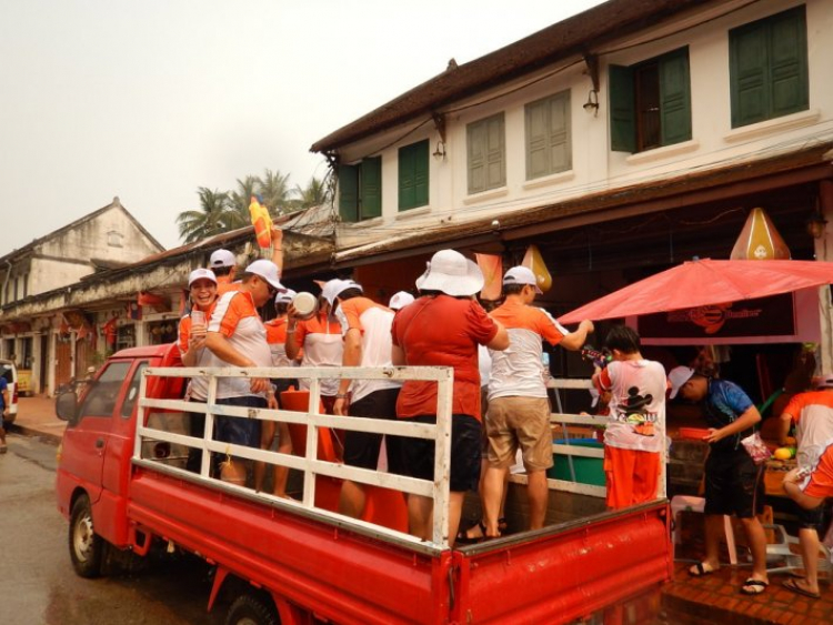 Hành trình OS Caravan xuyên Đông Dương đón mừng Tết Lào 2016 Hành trình OS Caravan xuyên Đông Dương đón mừng Tết Lào 2016