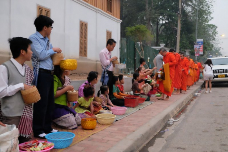 Hành trình OS Caravan xuyên Đông Dương đón mừng Tết Lào 2016