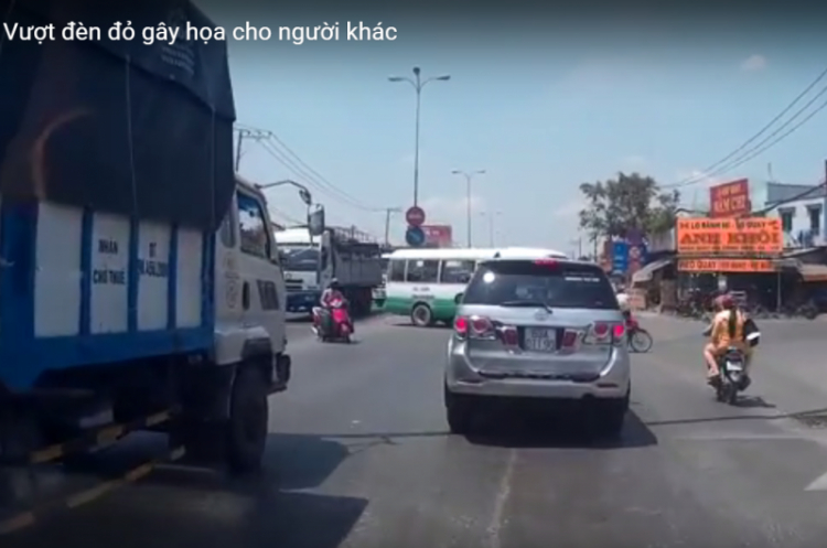 2B vượt đèn đỏ, tạt đầu xe tải và cái kết đắng lòng cho em. 2B vượt đèn đỏ, tạt đầu xe tải và cái kết đắng lòng cho em.