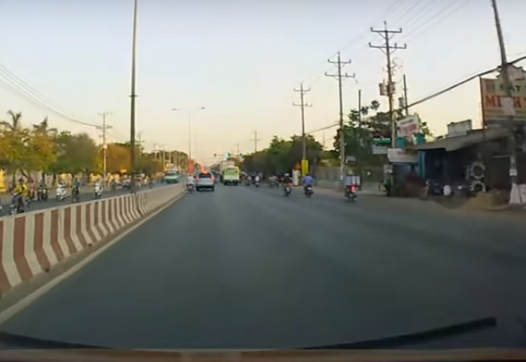 Vượt đèn đỏ xém dính hồi mã thương