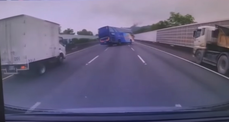 Video : Xe bus luồn lách và mất lái trên cao tốc